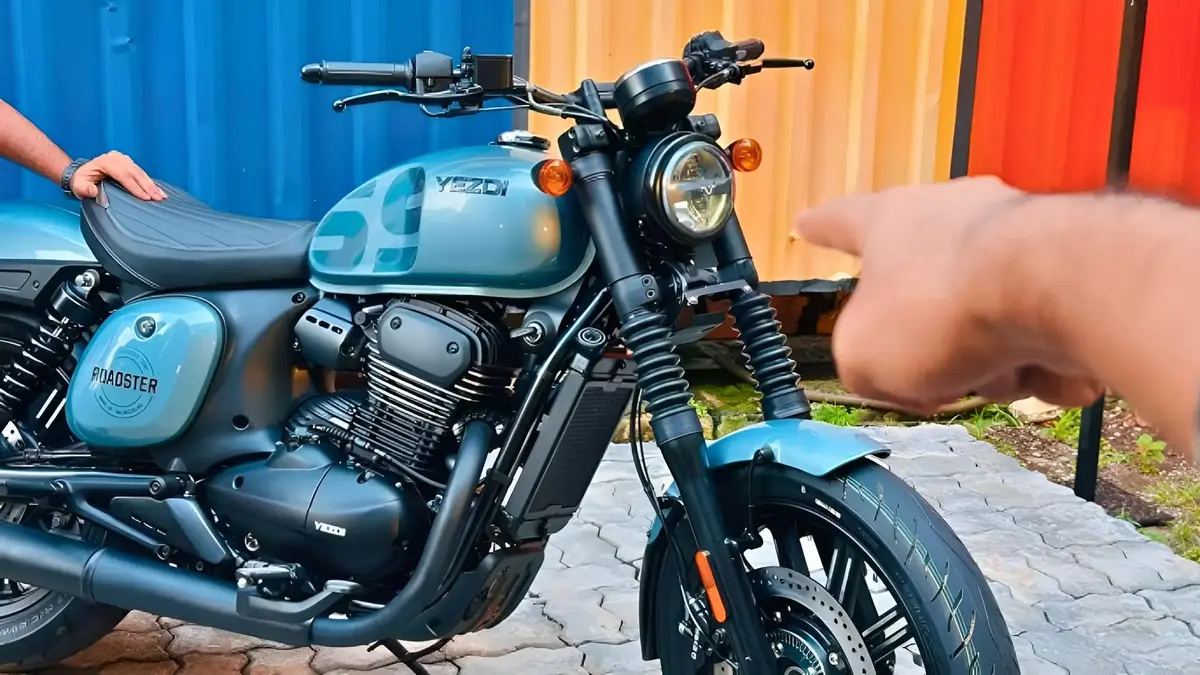 बुलेट की खटिया खड़ी करने आयी Yezdi Roadster बाइक, 5 वेरिएंट और नए फीचर्स के साथ
